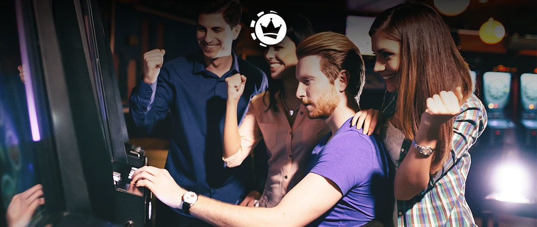 4 ανδρόγυνα απέσπασαν $5,3 εκ. από φρουτάκια με απάτη 18 απάτη φρουτάκια