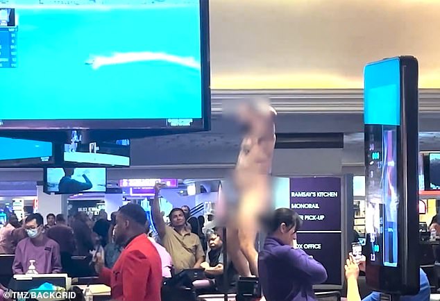 Video: Χόρευε ολόγυμνος σε τραπέζι καζίνο του Las Vegas 18 Άνδρας συνελήφθη γυμνός σε τραπέζι σε καζίνο στο Las Vegas. Αντιμέτωποι με ένα σπάνιο θέαμα ήρθαν οι θαμώνες σε γνωστό καζίνο στο Las Vegas.
